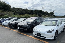 多くのEV車がならぶ東京会場ヤード