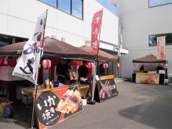 恒例の「１００円屋台」も並んだ