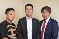 写真左から西村青年部会長、田中理事長、副島流通委員長