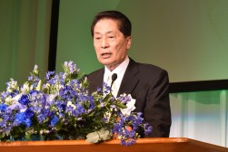 開会のあいさつを述べる安藤会長
