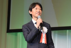 閉会のあいさつを述べる瀬田社長