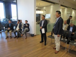 マツダオブオレンジで挨拶する荒井会長と海津副会長