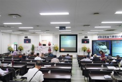 セリ会場内には多くの会員が集まる