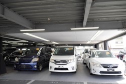 立体駐車場内もＬＥＤ照明で明るく、下見がしやすい環境