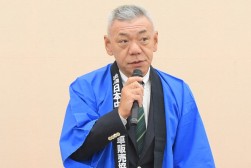 あいさつを述べる吉田流通委員長