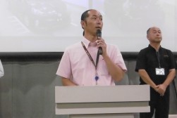 セリ前にあいさつを述べる中川流通委員長