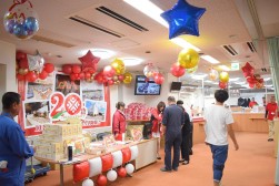 ２０周年を記念する華やかな飾りつけ