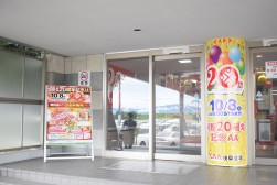 大型ポスターで会員を迎えた