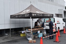 フランクのほかベビーかすてらの屋台が来場