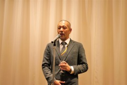 前夜祭で乾杯のあいさつを述べる高井健太青年部会長