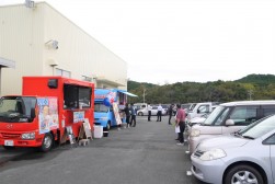 会場にはキッチンカーが来場