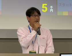 あいさつに立つ濱田会場長