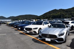 「輸入車プレミアムコーナー」に９８台が出品された