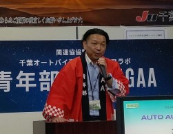 あいさつに立つ小高部会長