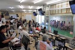 多数の来場者が集まり、活気あふれるセリ会場