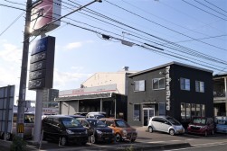 ３年半前、移転新築したイケイケオート本社