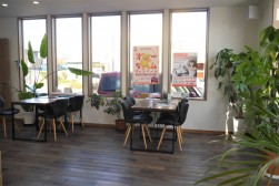 地元を中心に多くの管理客が来店する素敵な店舗