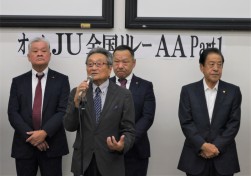 ＪＵコーポレーションの鈴木副会長があいさつを述べた