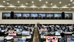ＡからＰまで圧巻の１６レーンモニターが並ぶ  ※会場の許可を得て写真を撮影しています