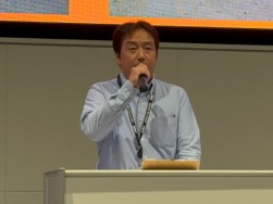 あいさつに立つ沖中会場長