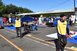 交通整理に協力