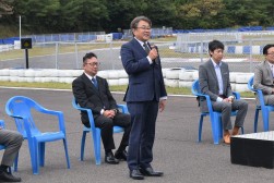 開会式であいさつを述べる横山理事長