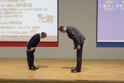 栗原流通委員長にタスキが受け渡された