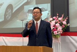 あいさつに立つ斉藤社長