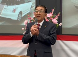 あいさつに立つ小原理事長