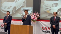 あいさつに立つ海津会長