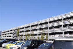 立体駐車場には約２０００台を収容