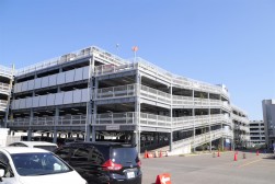 立体駐車場には約２０００台を収容