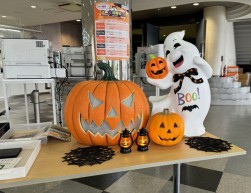 場内をハロウィン飾りで盛り上げる
