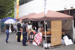 恒例の「１００円屋台」も大人気