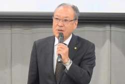セリ前にあいさつを述べる小野田理事長