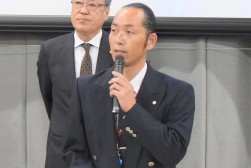 あいさつを述べる中川流通委員長