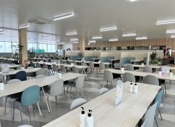リニューアルされたアライ小山会場の食堂
