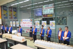 セリ開始前のセレモニーには宮自販、JU宮崎の執行部が登壇した