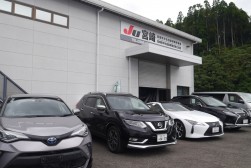 会場前には高年式車が並ぶ