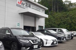 会場前には高年式車が並ぶ