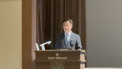 演台に立つ玉野社長
