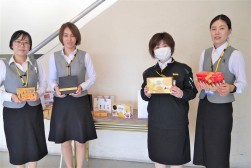 女性スタッフたちが来場会員をお出迎え
