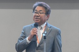 セリ前にあいさつを述べる横山理事長