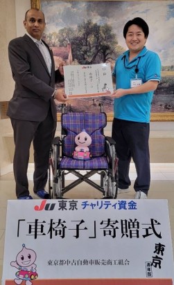 バンダキア副部会長（左）が特別養護老人ホーム古川親水苑に目録贈呈