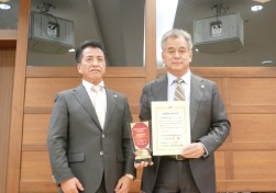優秀販売店を表彰した