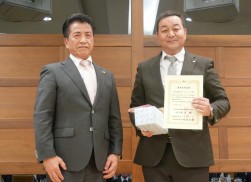 優秀販売店を表彰した