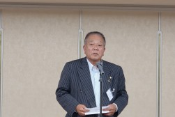 食事会であいさつを述べるＪＵ中四国の上田会長