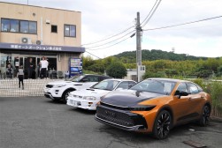 会場前には高年式・高額車や希少車が並んだ