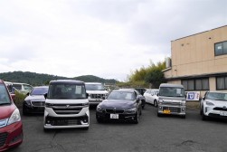 会場前には高年式・高額車や希少車が並んだ