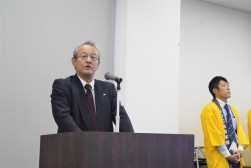 打越総務委員長は上田理事長のあいさつを代読した